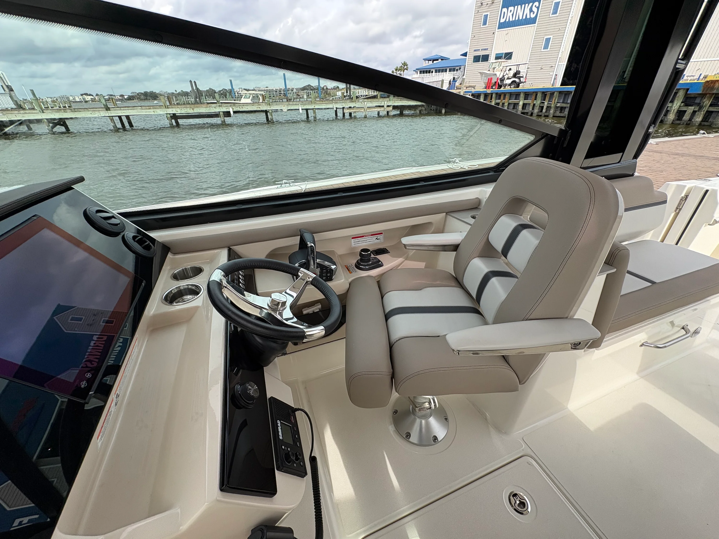 2025 Boston Whaler 330 Vantage Image Thumbnail #21