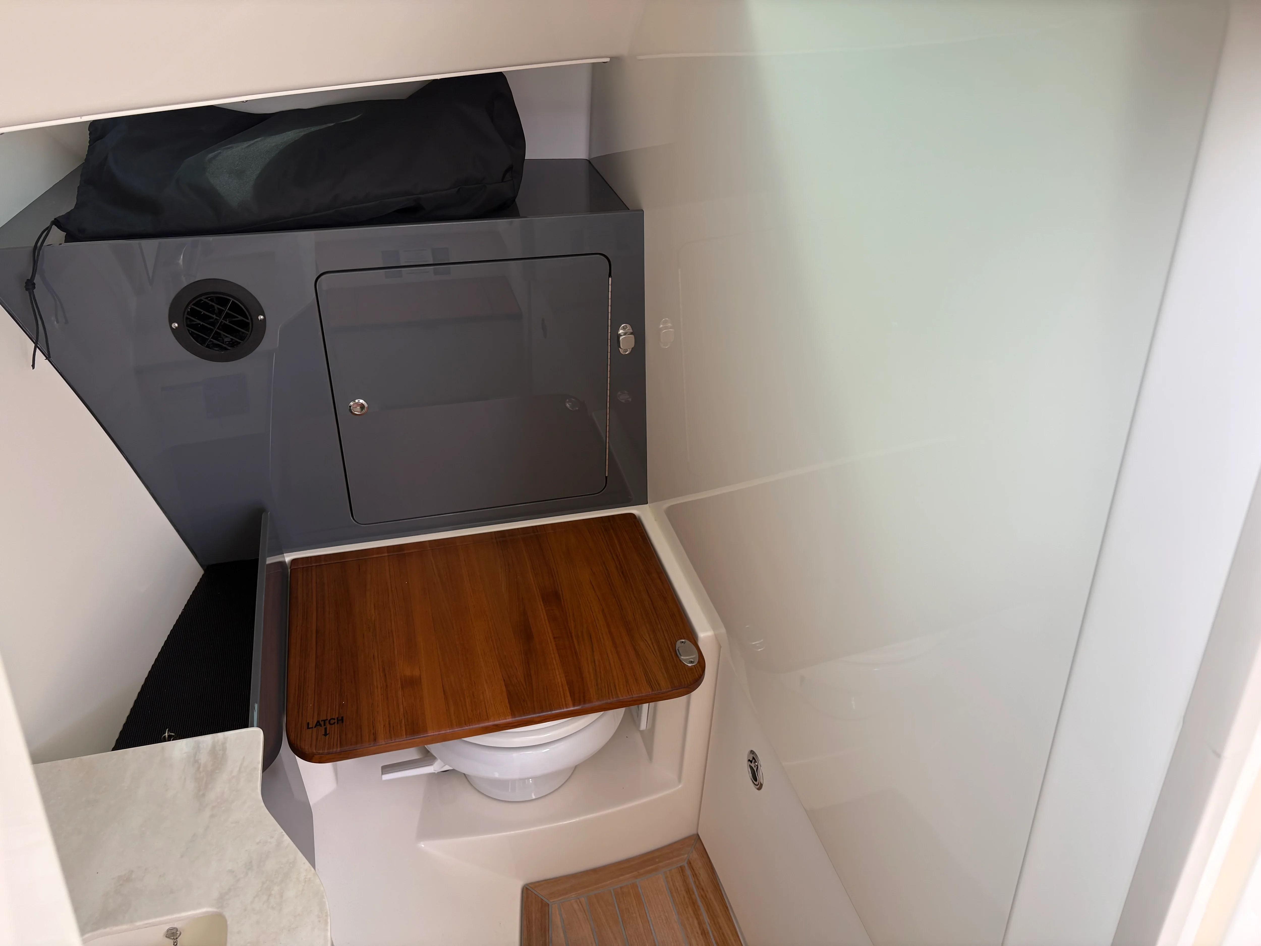 2025 Boston Whaler 330 Vantage Image Thumbnail #15