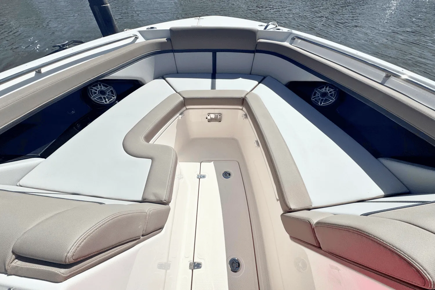 2025 Boston Whaler 330 Vantage Image Thumbnail #9
