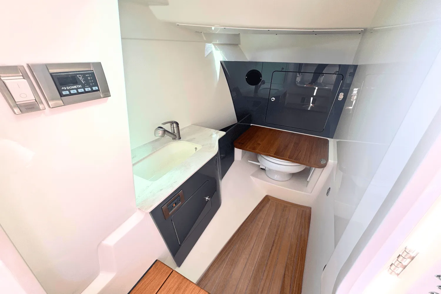 2025 Boston Whaler 330 Vantage Image Thumbnail #12