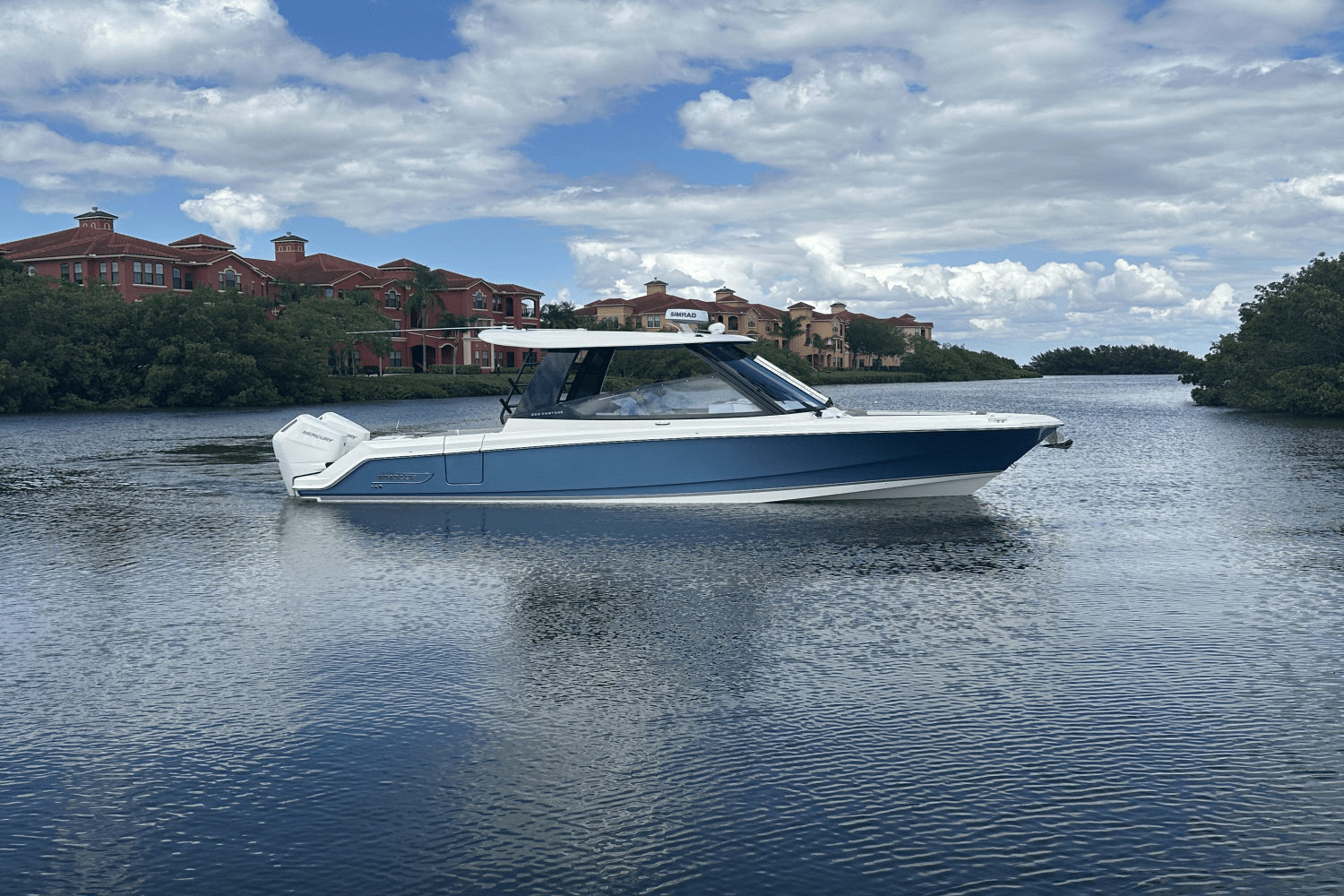 2025 Boston Whaler 330 Vantage Image Thumbnail #1