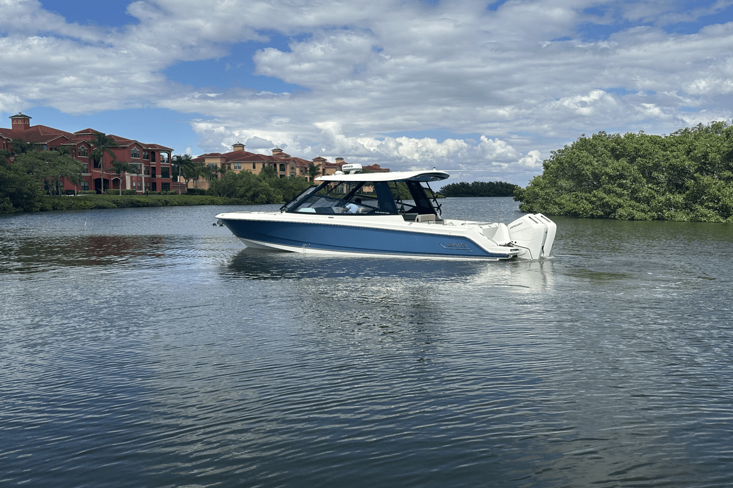 2025 Boston Whaler 330 Vantage Image Thumbnail #11