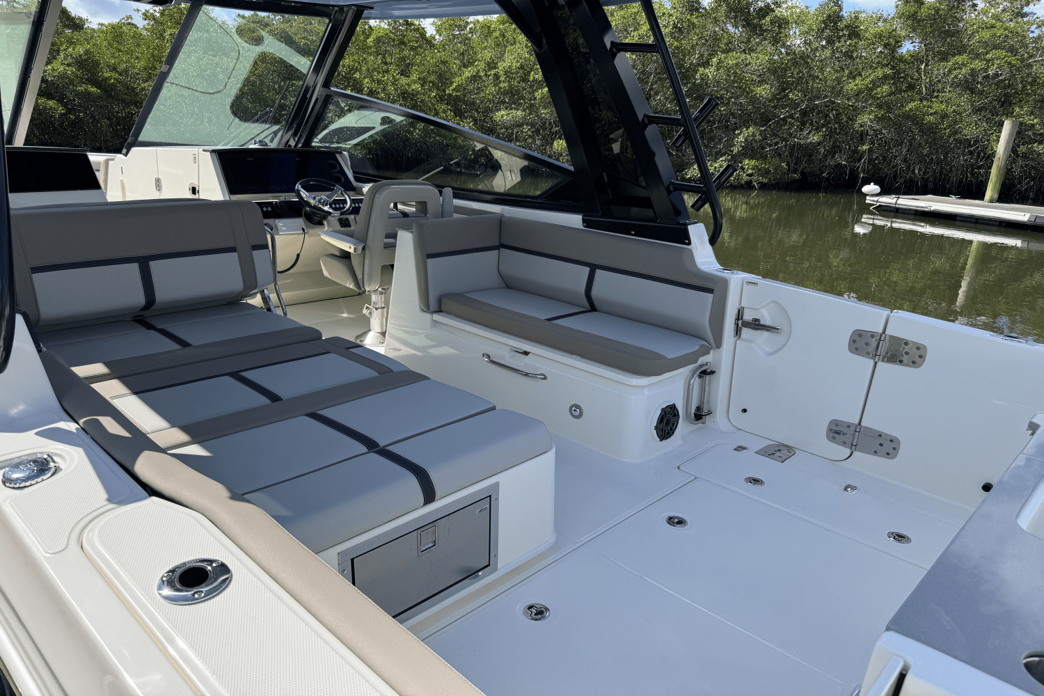 2025 Boston Whaler 330 Vantage Image Thumbnail #15