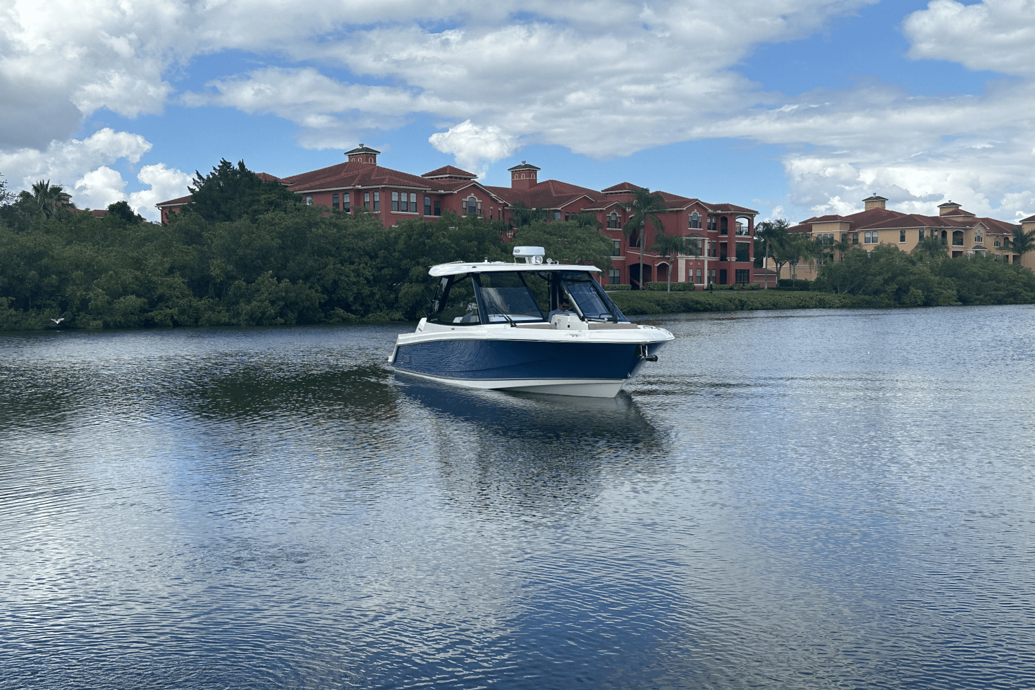 2025 Boston Whaler 330 Vantage Image Thumbnail #2