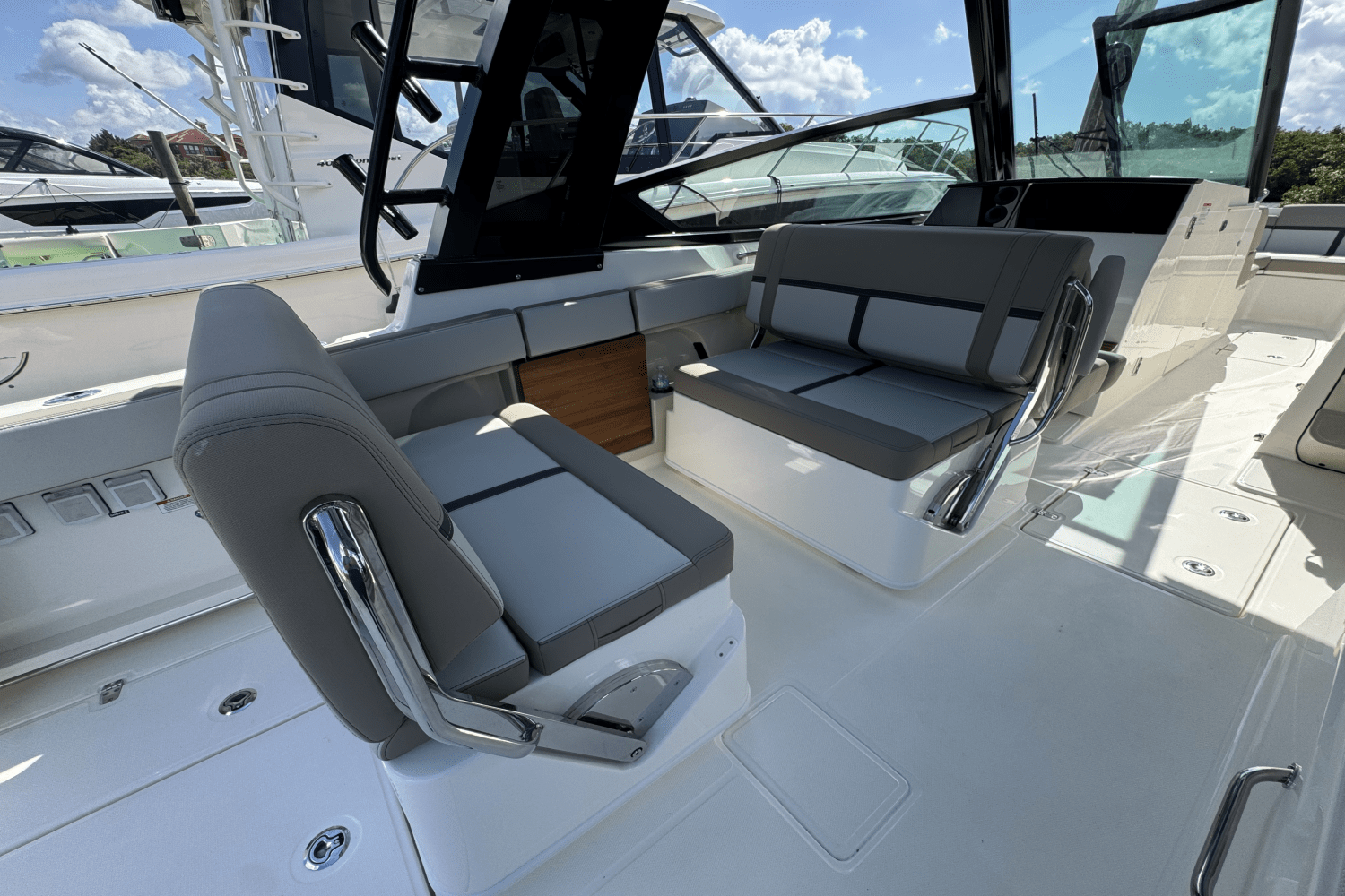 2025 Boston Whaler 330 Vantage Image Thumbnail #24