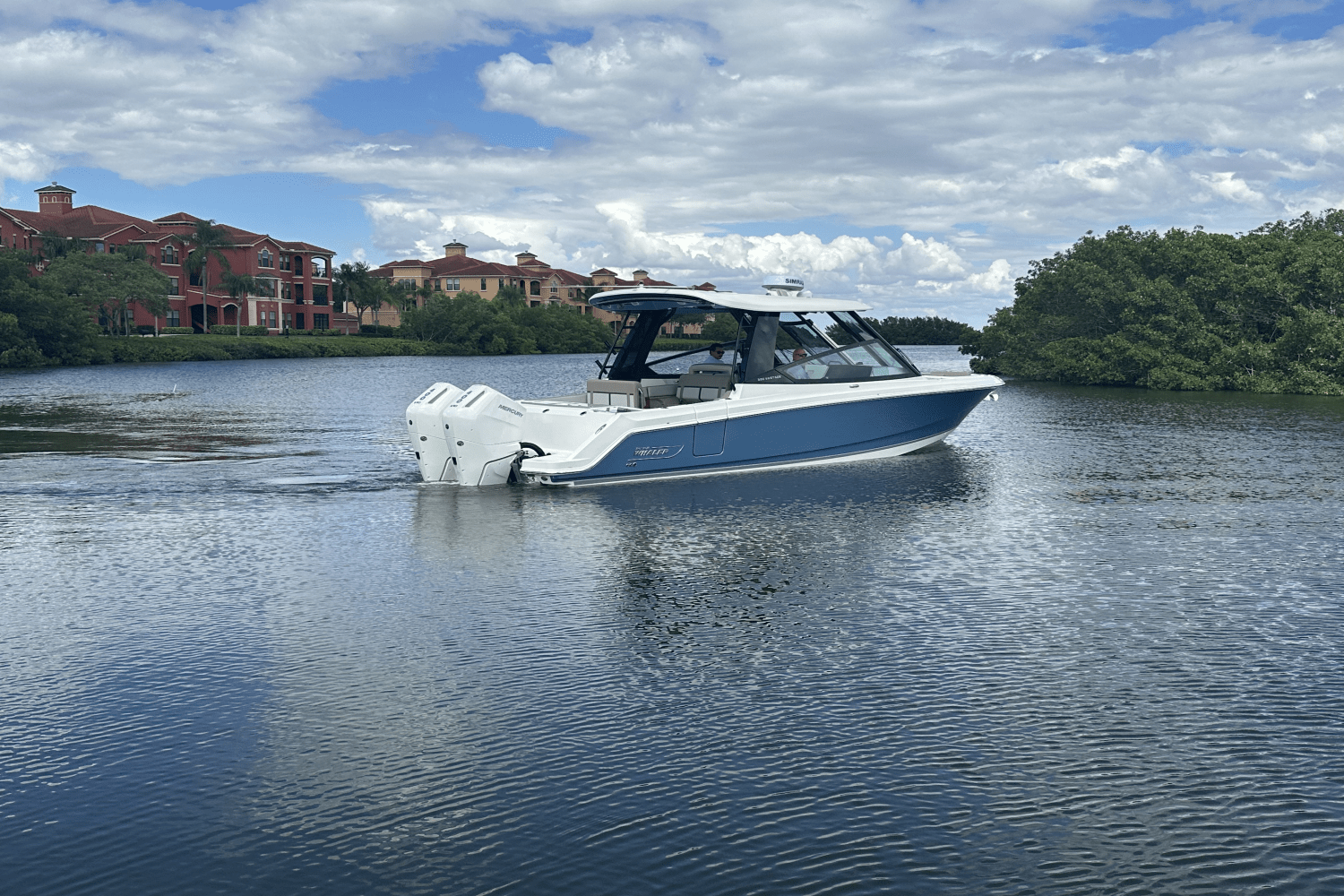 2025 Boston Whaler 330 Vantage Image Thumbnail #4
