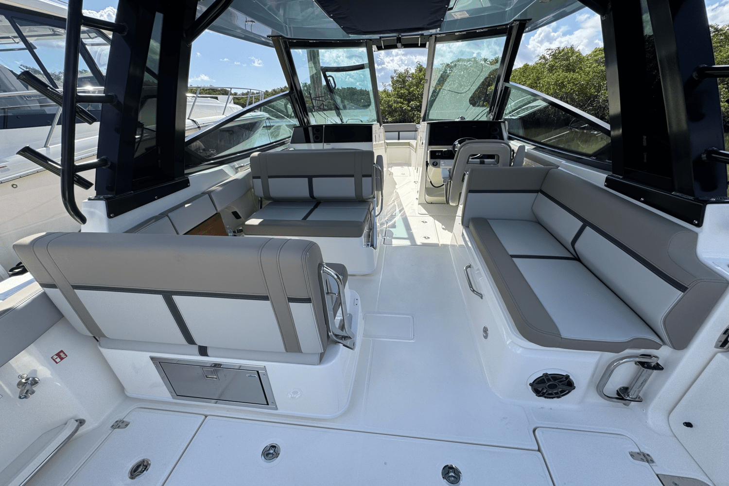 2025 Boston Whaler 330 Vantage Image Thumbnail #23