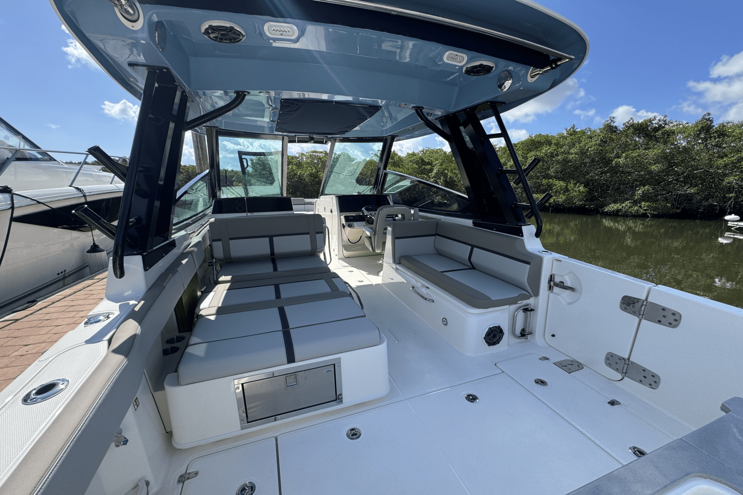 2025 Boston Whaler 330 Vantage Image Thumbnail #16