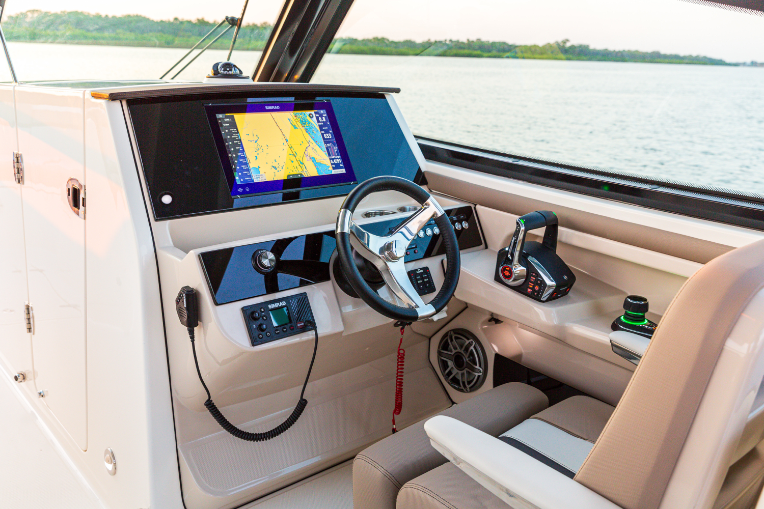 2025 Boston Whaler 330 Vantage Image Thumbnail #10