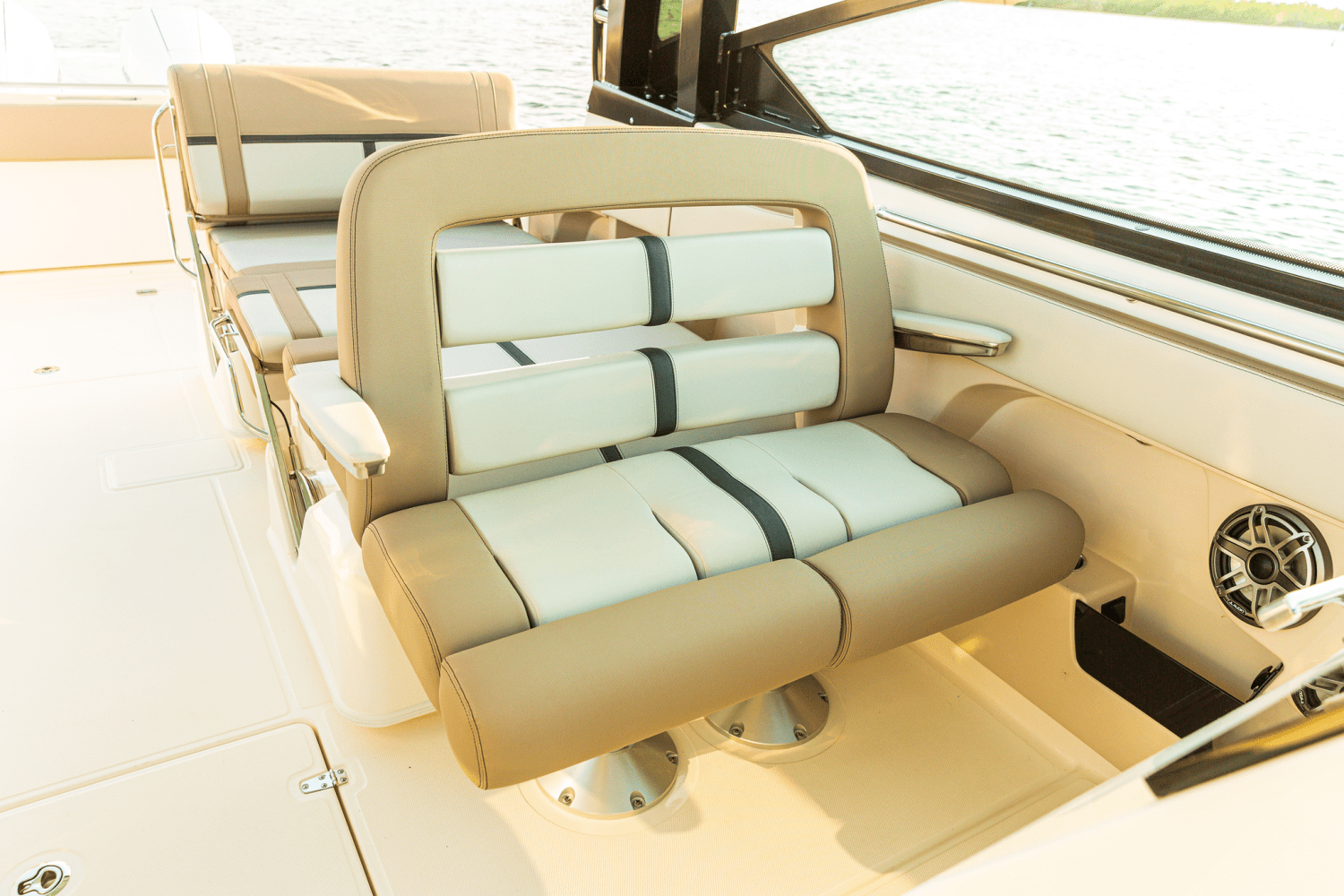 2025 Boston Whaler 330 Vantage Image Thumbnail #24