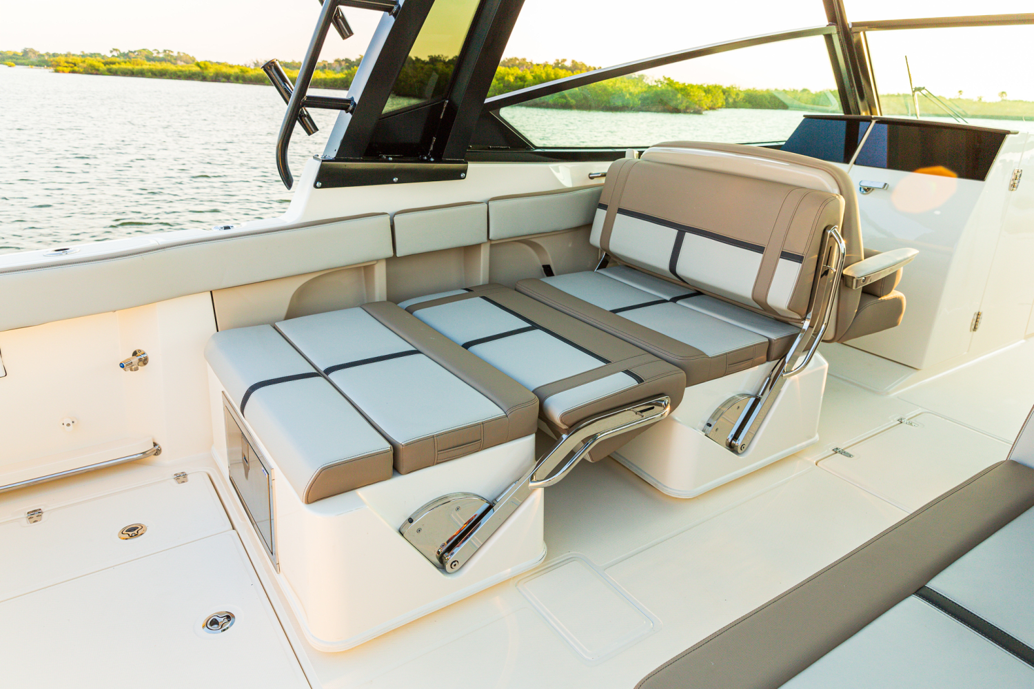 2025 Boston Whaler 330 Vantage Image Thumbnail #22