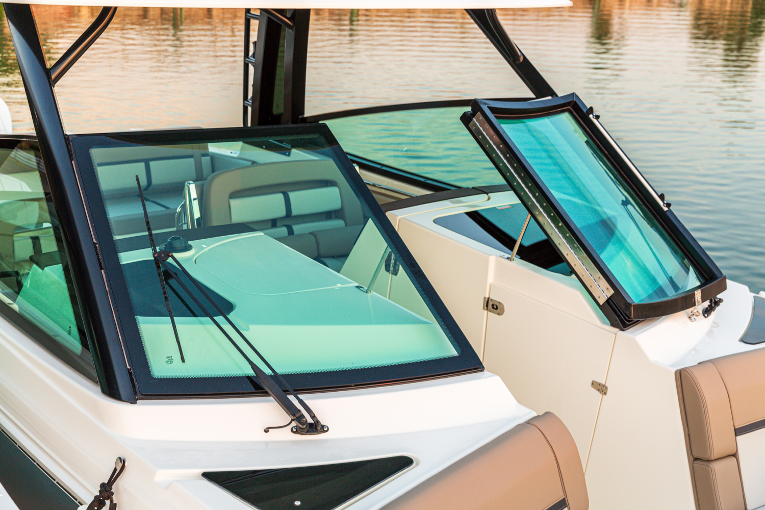 2025 Boston Whaler 330 Vantage Image Thumbnail #8