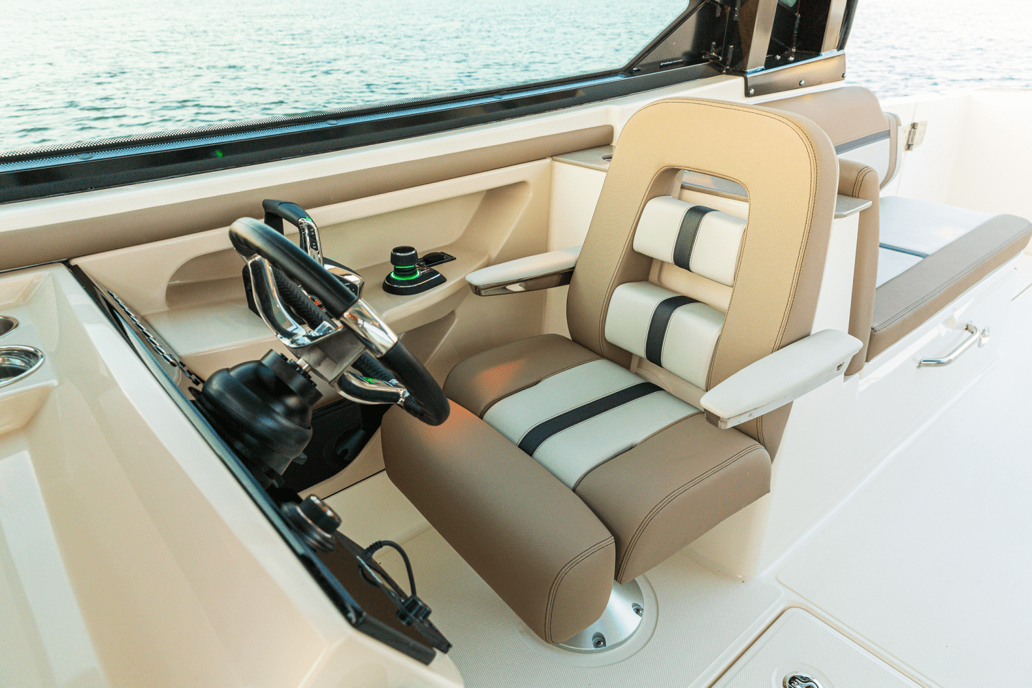 2025 Boston Whaler 330 Vantage Image Thumbnail #12