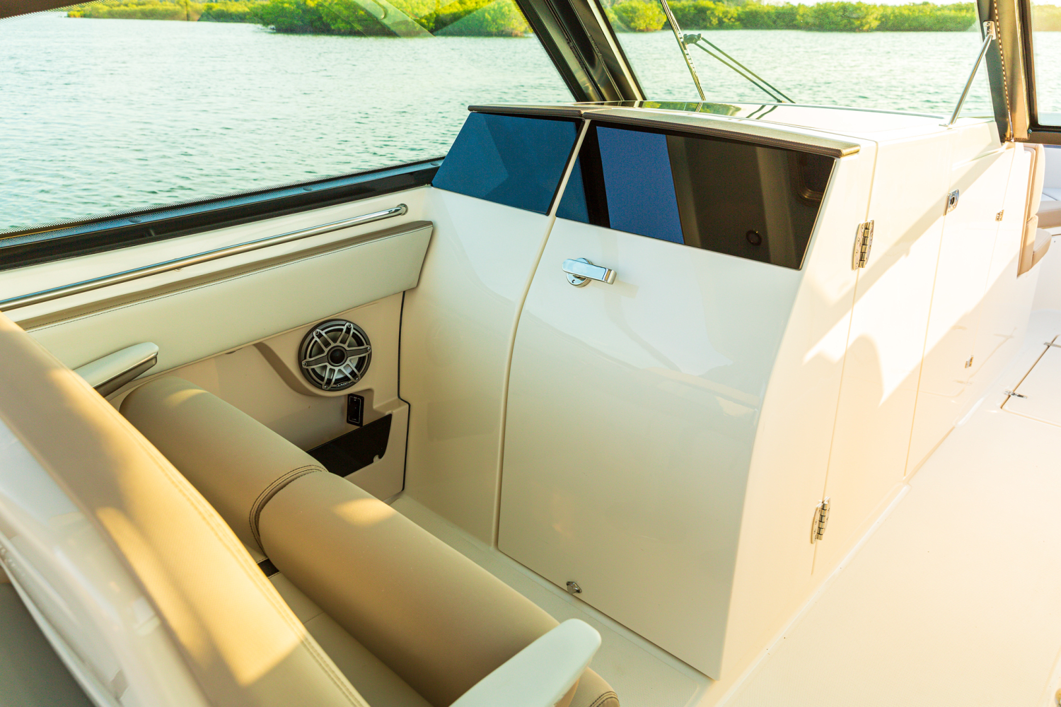 2025 Boston Whaler 330 Vantage Image Thumbnail #25