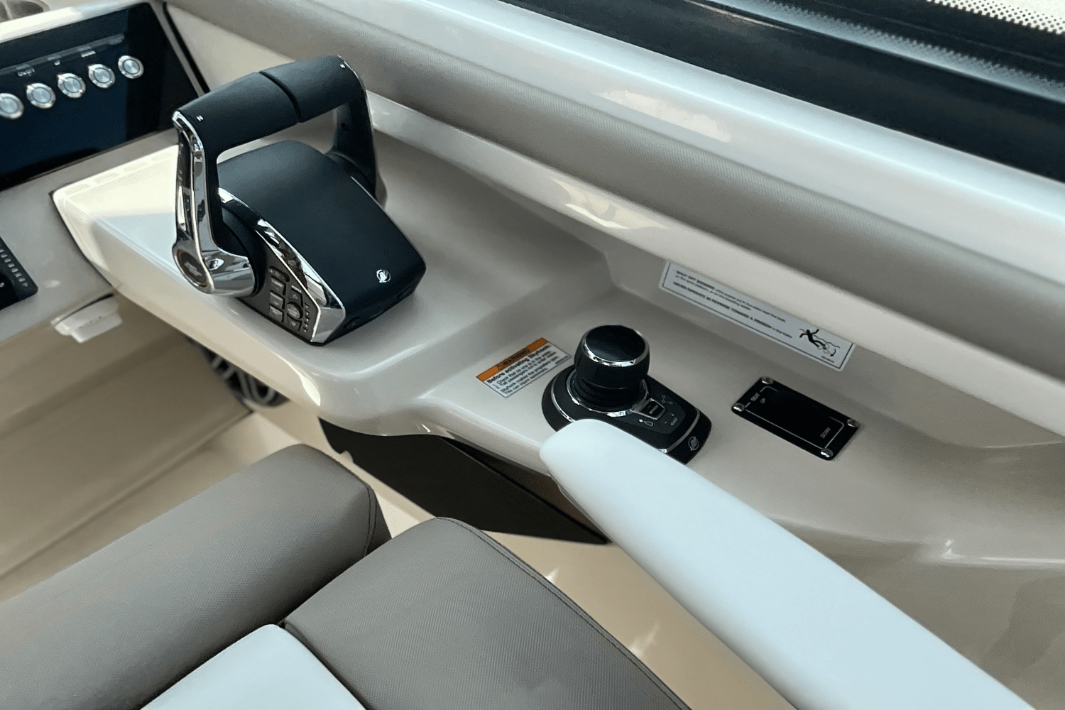 2025 Boston Whaler 330 Vantage Image Thumbnail #18