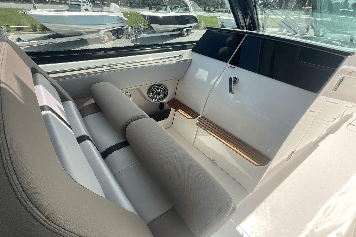 2025 Boston Whaler 330 Vantage Image Thumbnail #22
