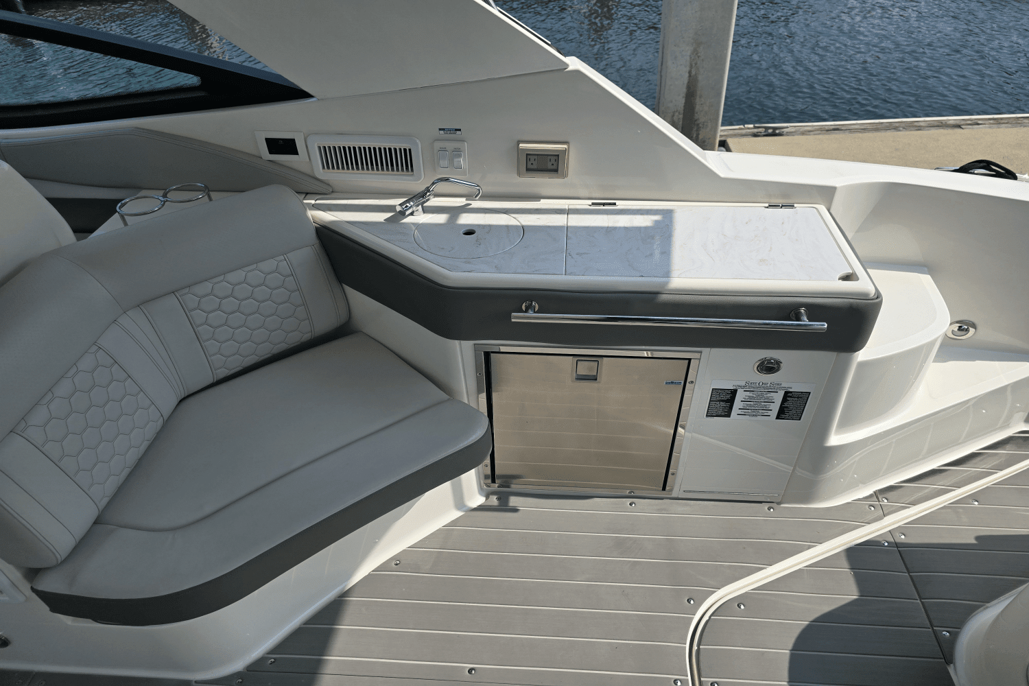 2021 Sea Ray 320 SUNDANCER OUTBOARD Image Thumbnail #14