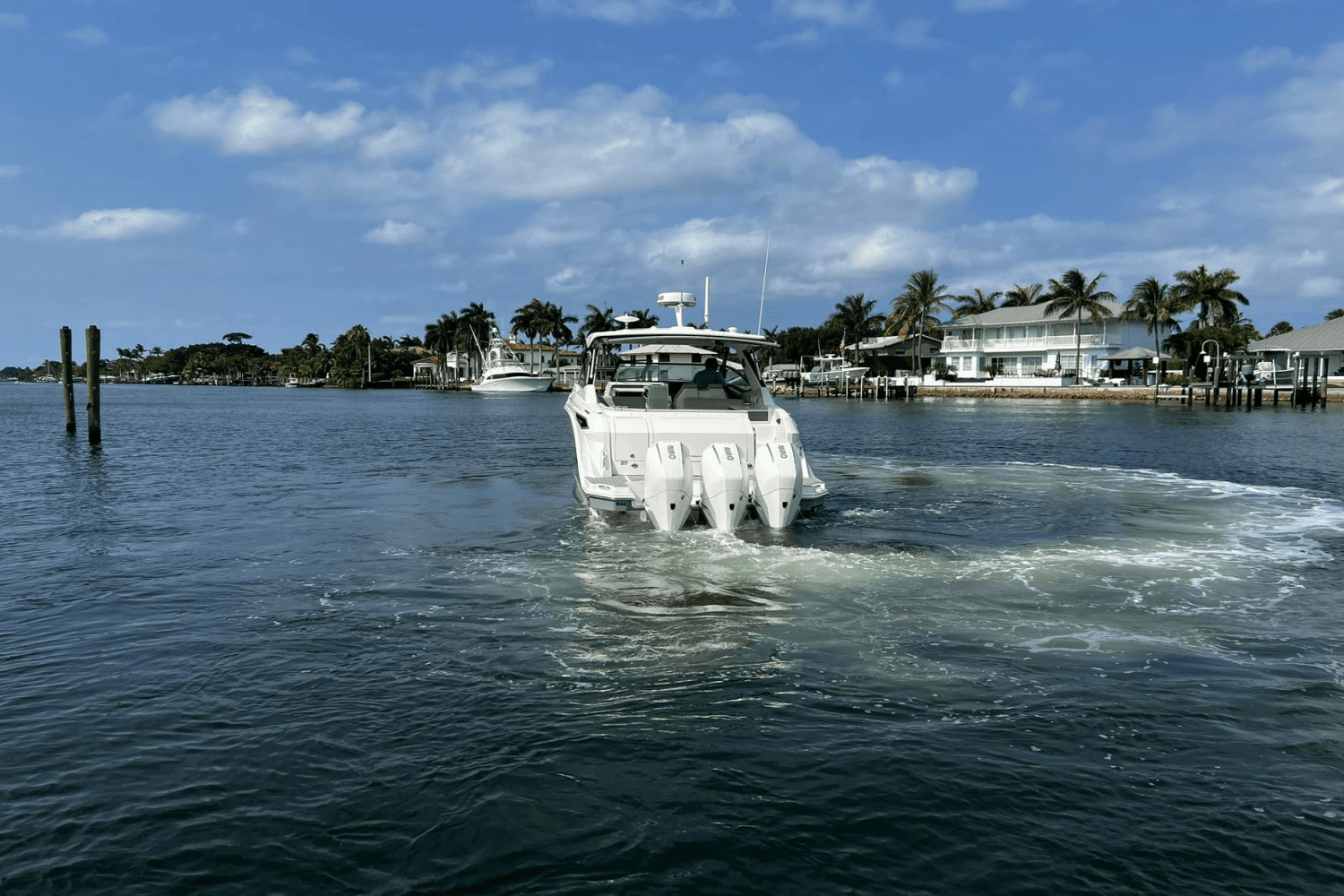 2021 Sea Ray 320 SUNDANCER OUTBOARD Image Thumbnail #2