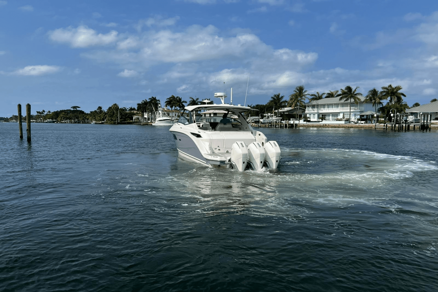 2021 Sea Ray 320 SUNDANCER OUTBOARD Image Thumbnail #3