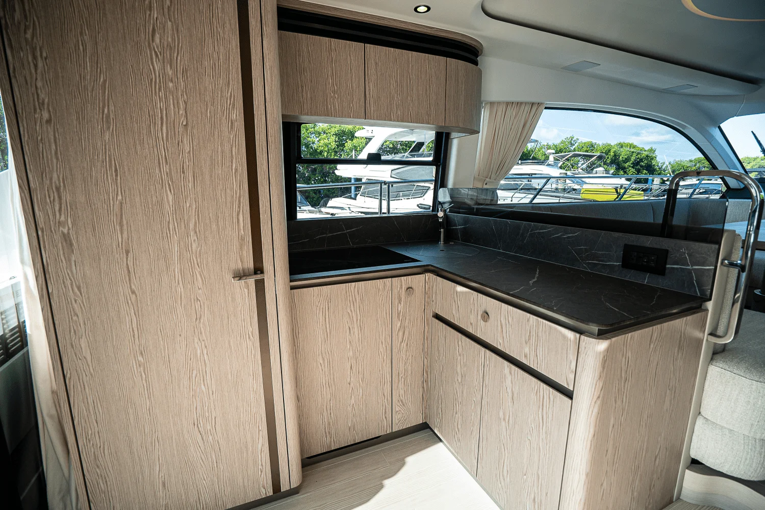 2026 Azimut Fly 53 Image Thumbnail #9