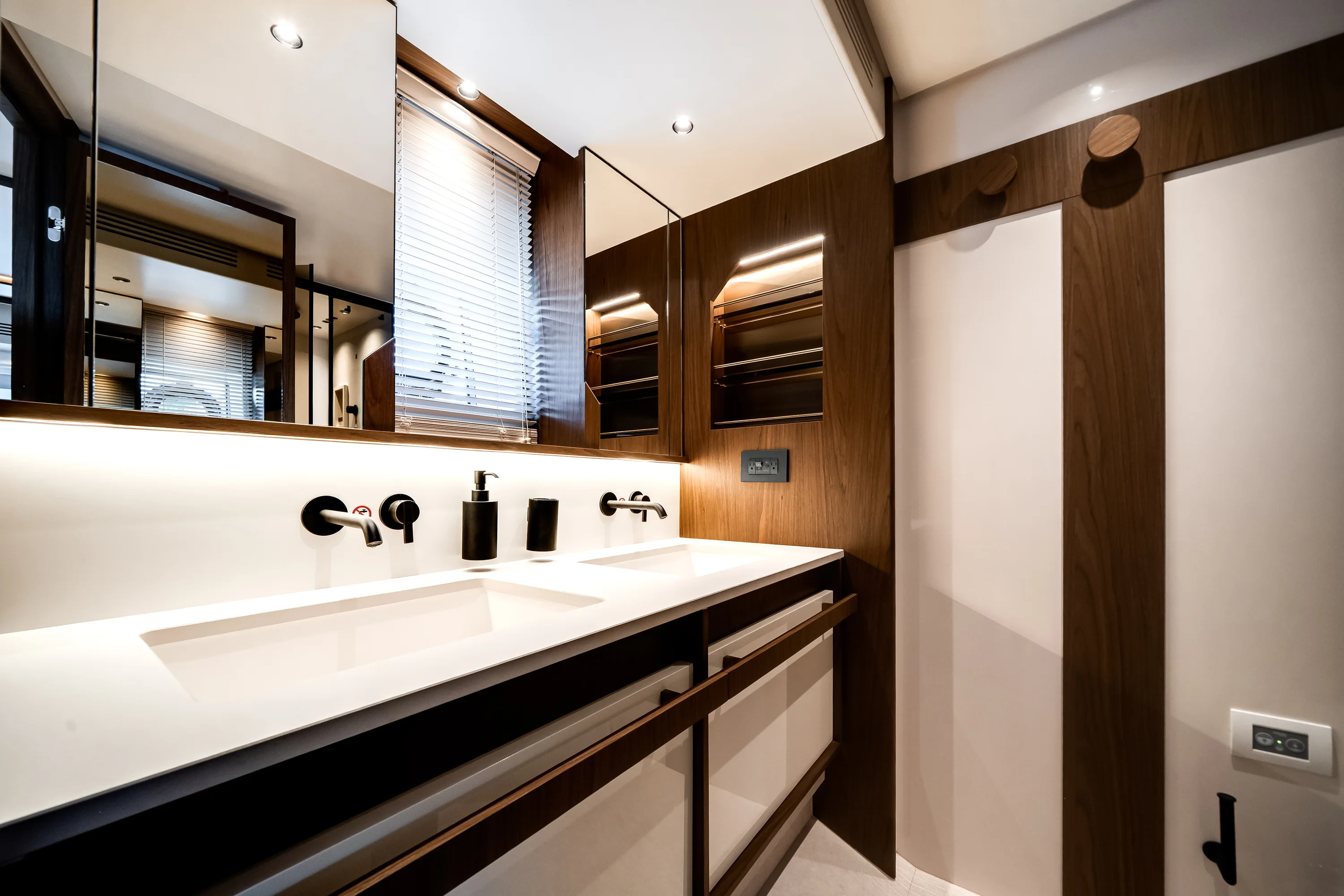 2026 Azimut
                                                             Fly 72 Image Thumbnail #23