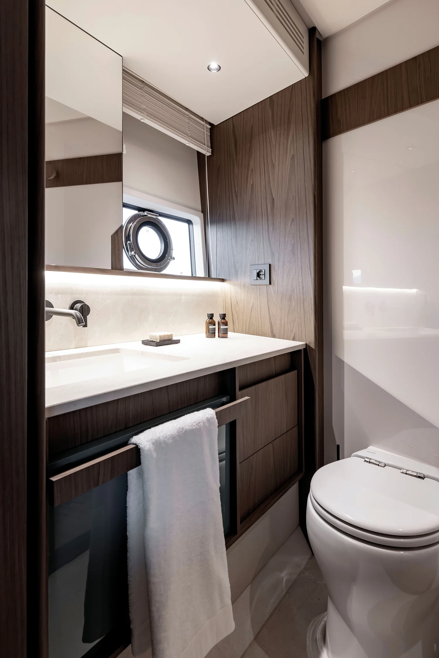 2026 Azimut Fly 72 Image Thumbnail #60