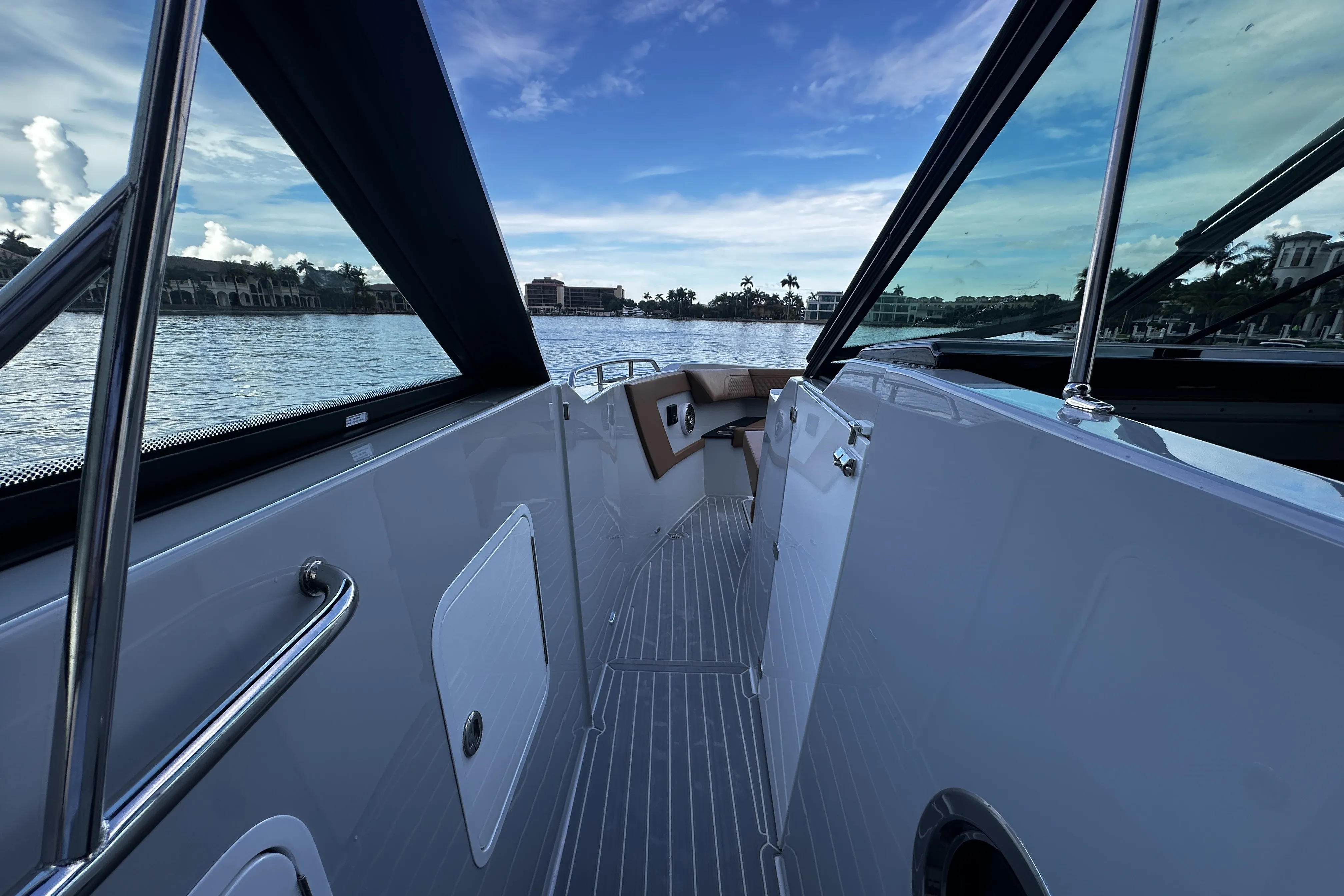2025 Cruisers Yachts 34 GLS South Beach Outboard Image Thumbnail #40