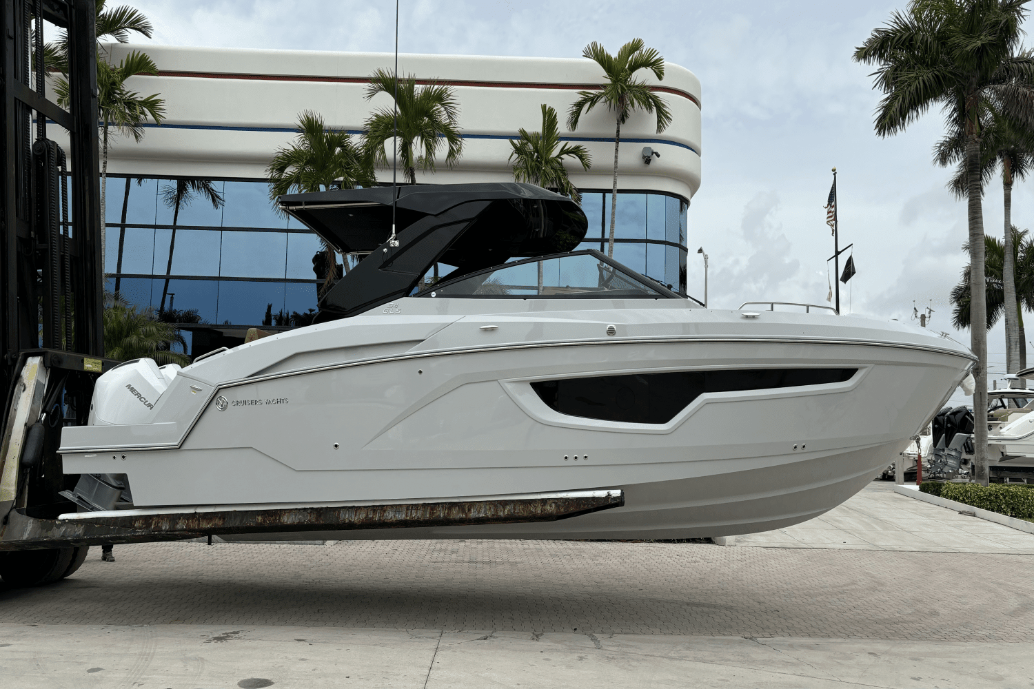 2025 Cruisers Yachts 34 GLS South Beach Outboard Image Thumbnail #1