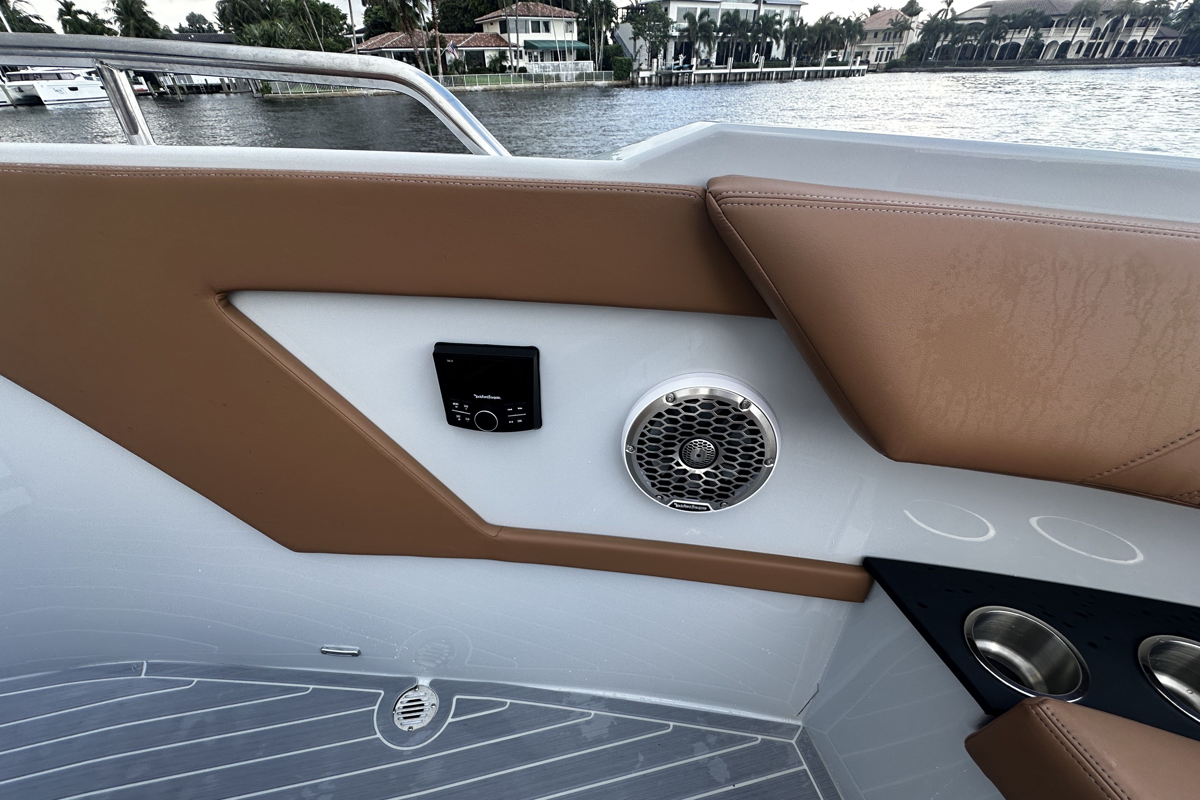 2025 Cruisers Yachts 34 GLS South Beach Outboard Image Thumbnail #46