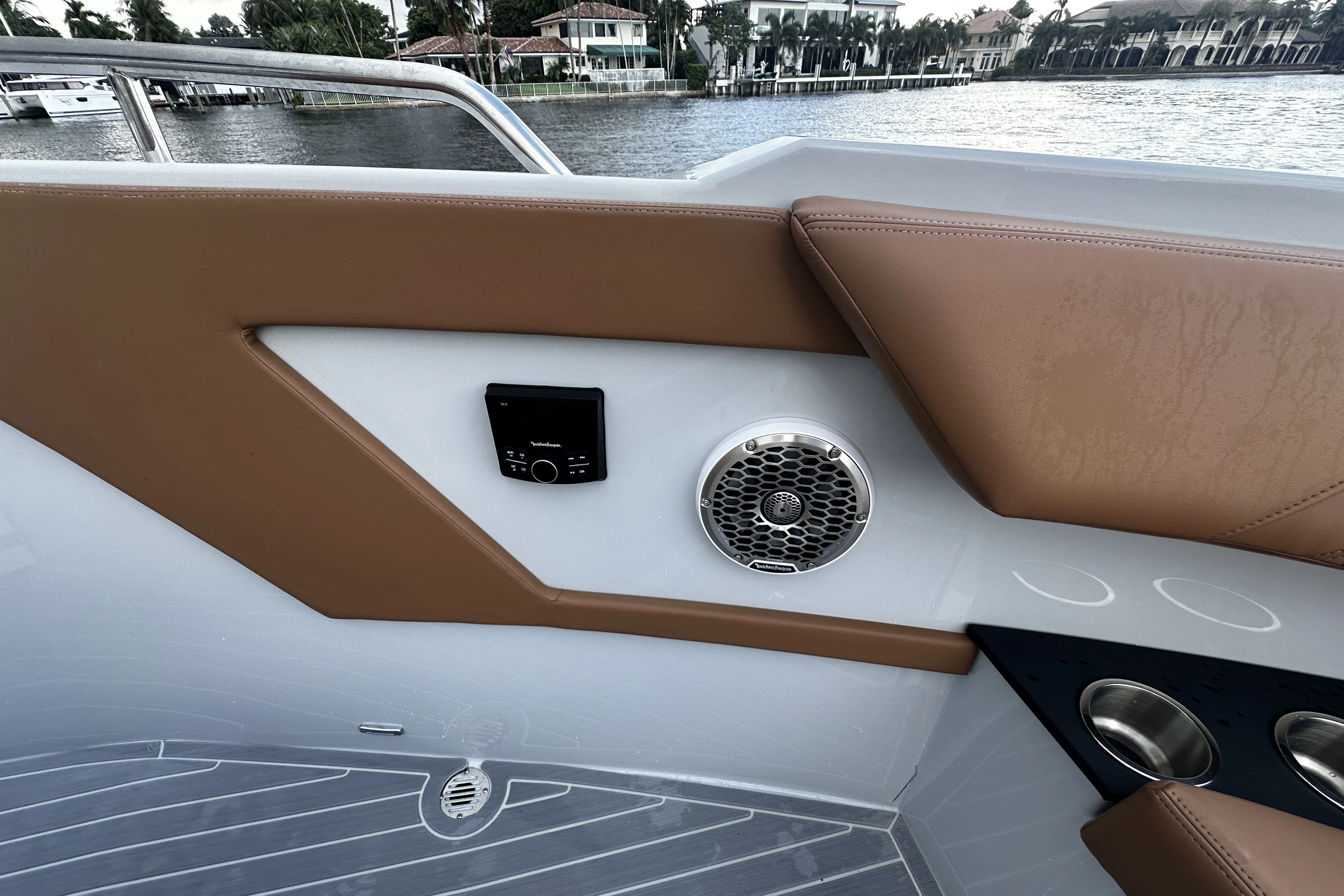 2025 Cruisers Yachts 34 GLS South Beach Outboard Image Thumbnail #46