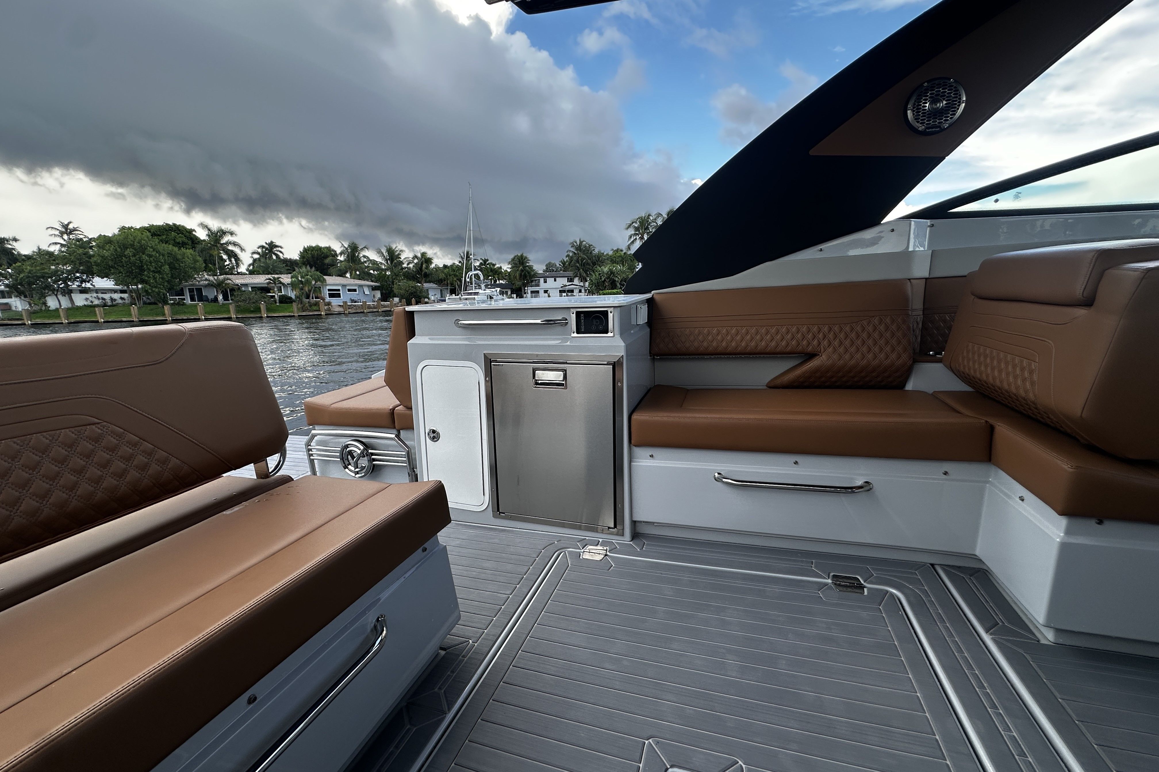 2025 Cruisers Yachts 34 GLS South Beach Outboard Image Thumbnail #31