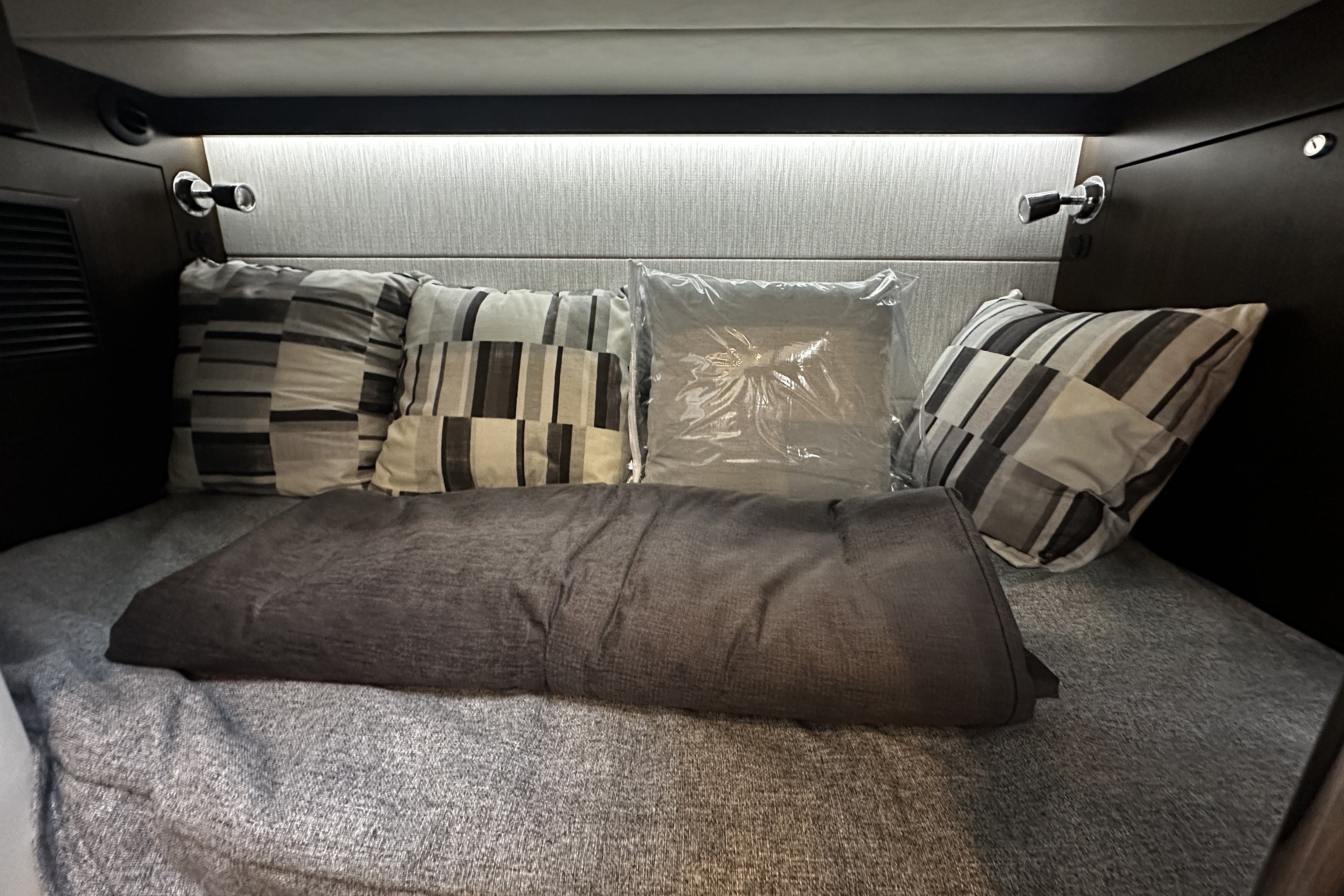 2025 Cruisers Yachts 34 GLS South Beach Outboard Image Thumbnail #51