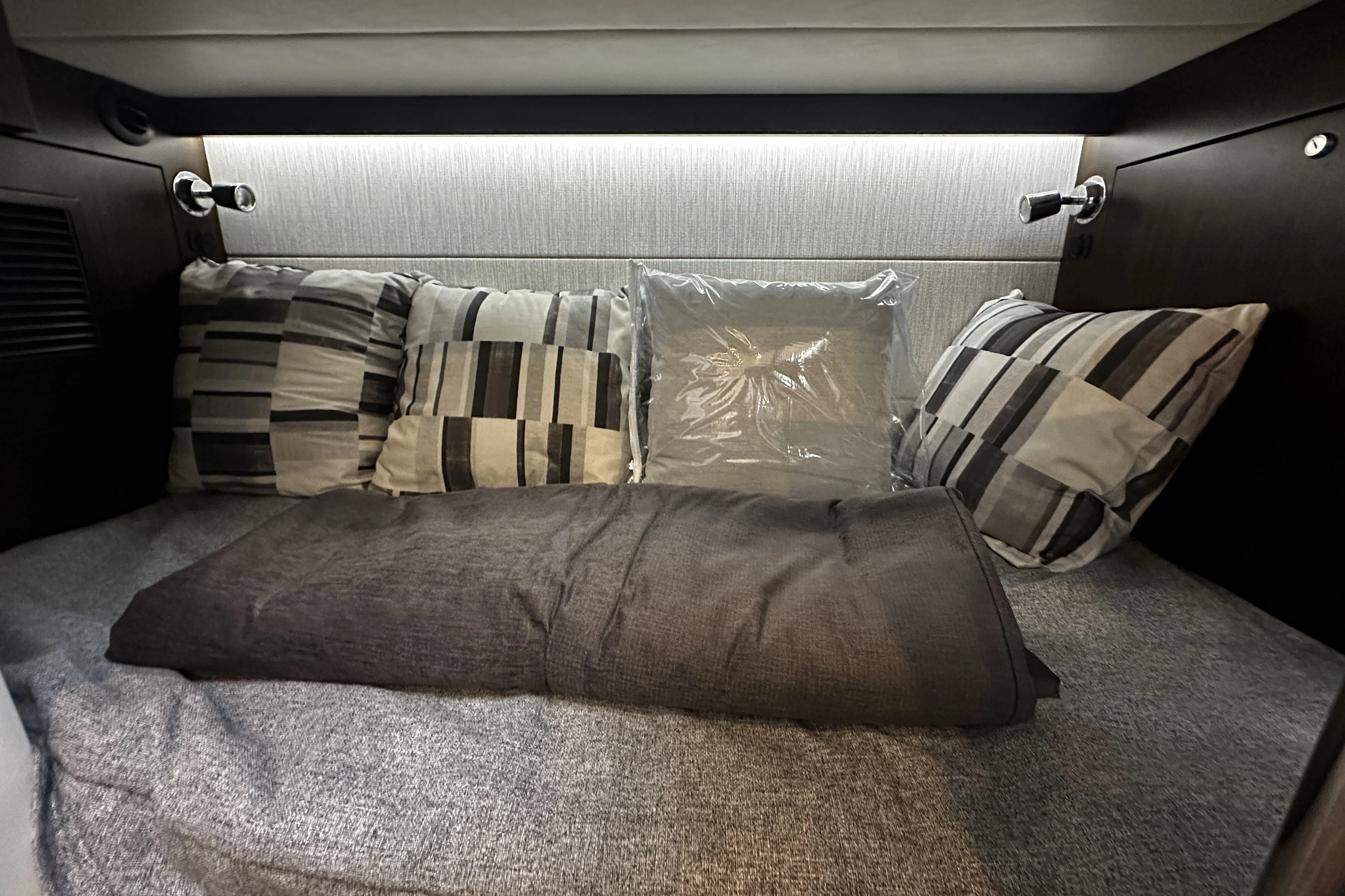 2025 Cruisers Yachts 34 GLS South Beach Outboard Image Thumbnail #51