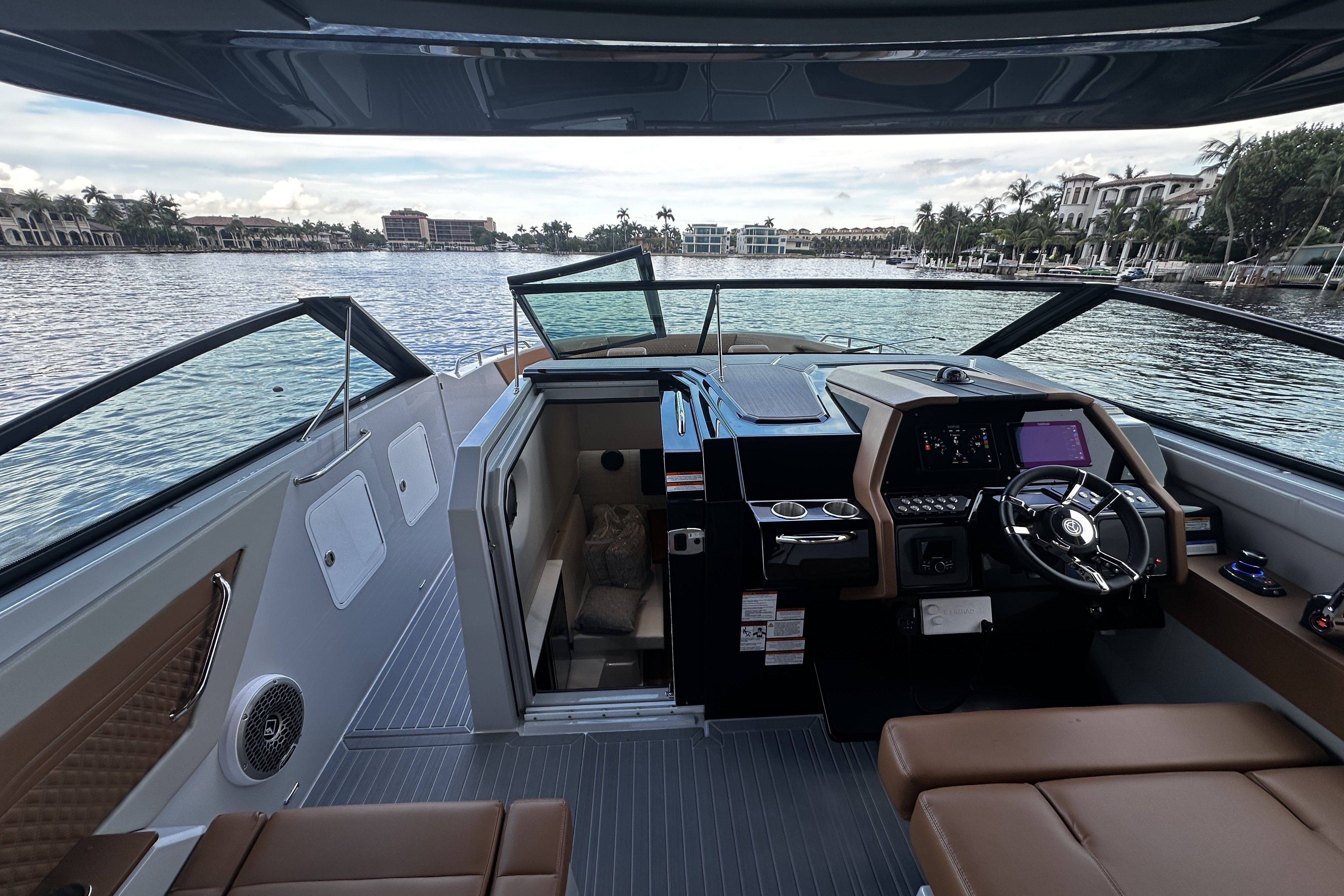 2025 Cruisers Yachts 34 GLS South Beach Outboard Image Thumbnail #34