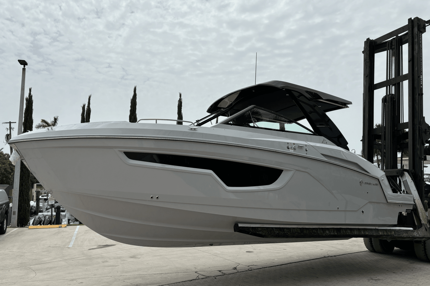 2025 Cruisers Yachts 34 GLS South Beach Outboard Image Thumbnail #4