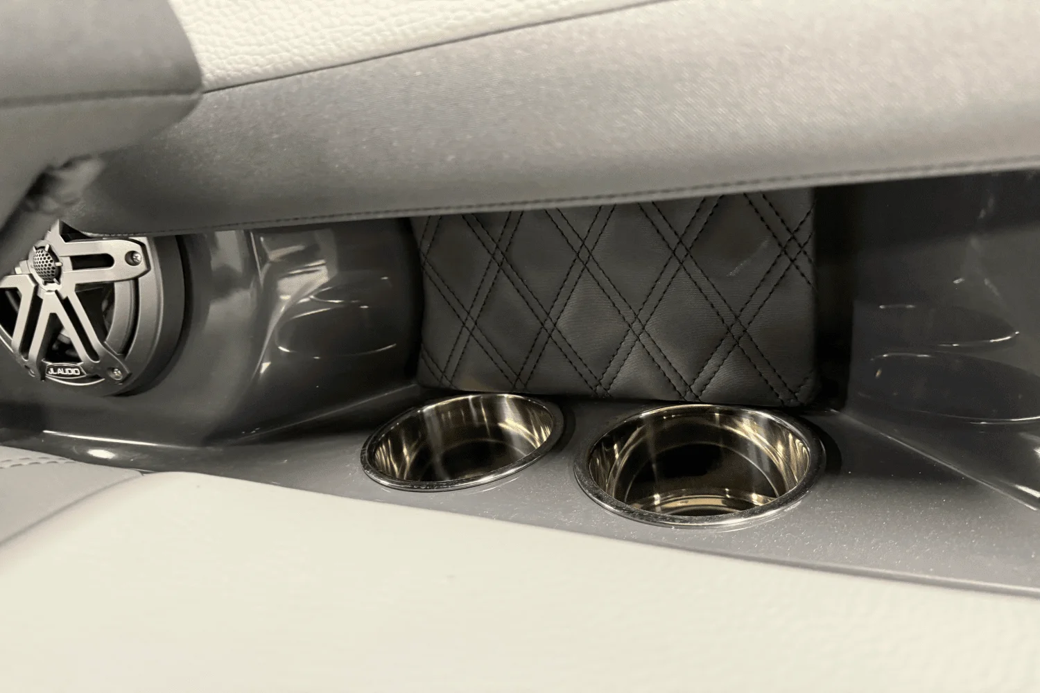 2025 Cobalt R8 Outboard Image Thumbnail #39