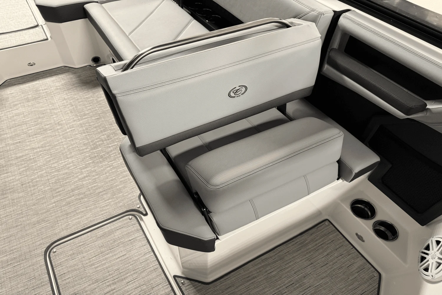 2025 Cobalt R8 Outboard Image Thumbnail #67