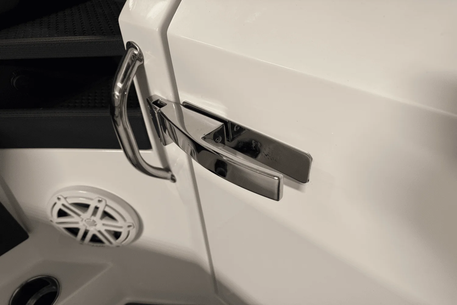 2025 Cobalt R8 Outboard Image Thumbnail #77