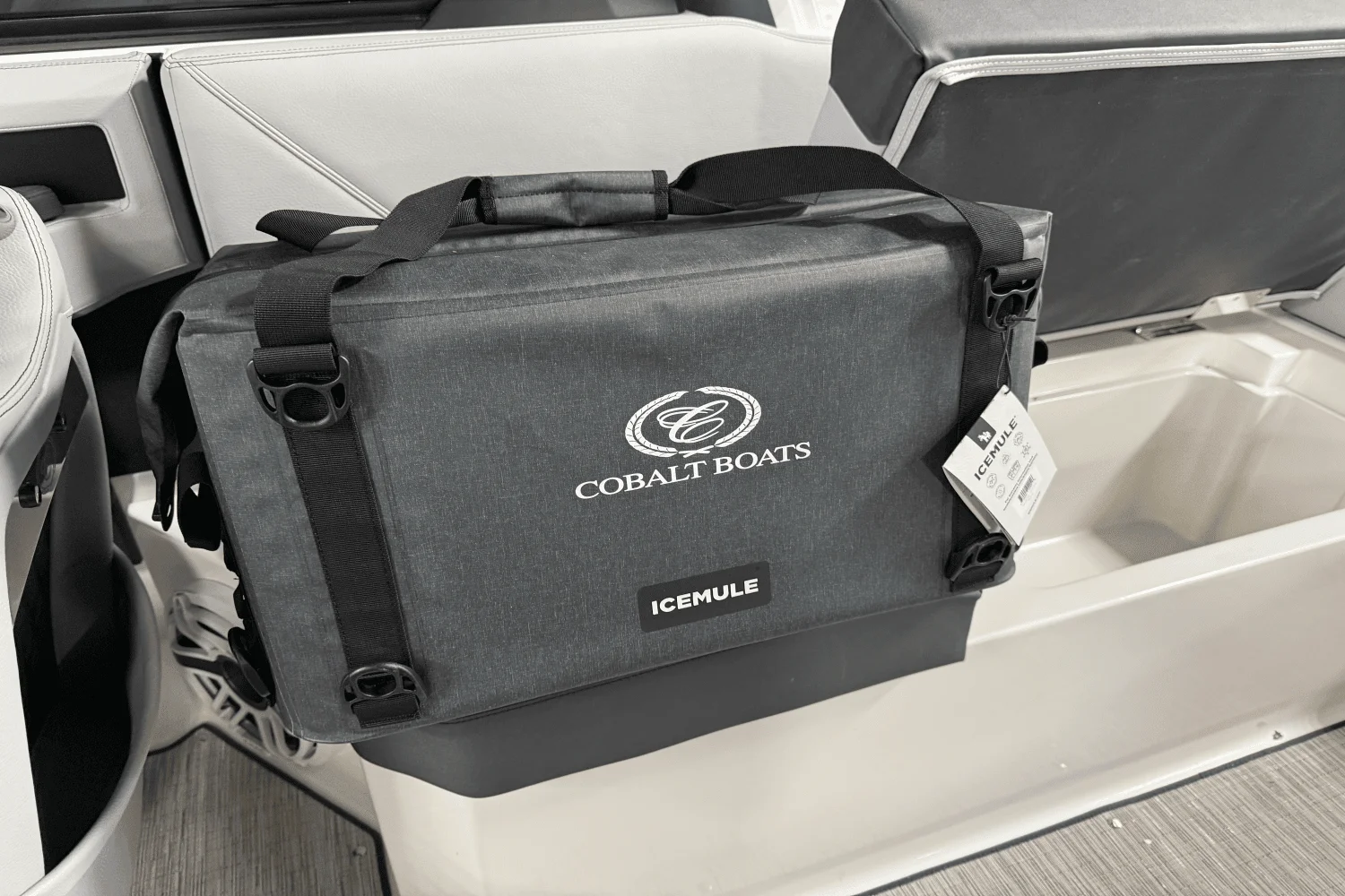 2025 Cobalt R8 Outboard Image Thumbnail #57