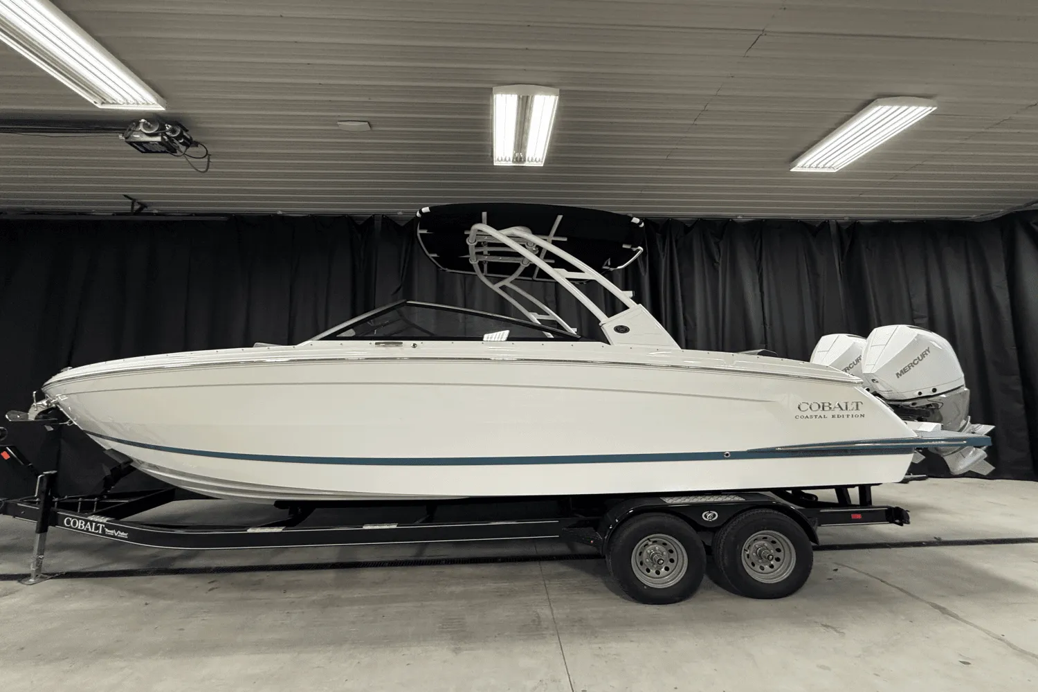 2025 Cobalt R8 Outboard Image Thumbnail #0