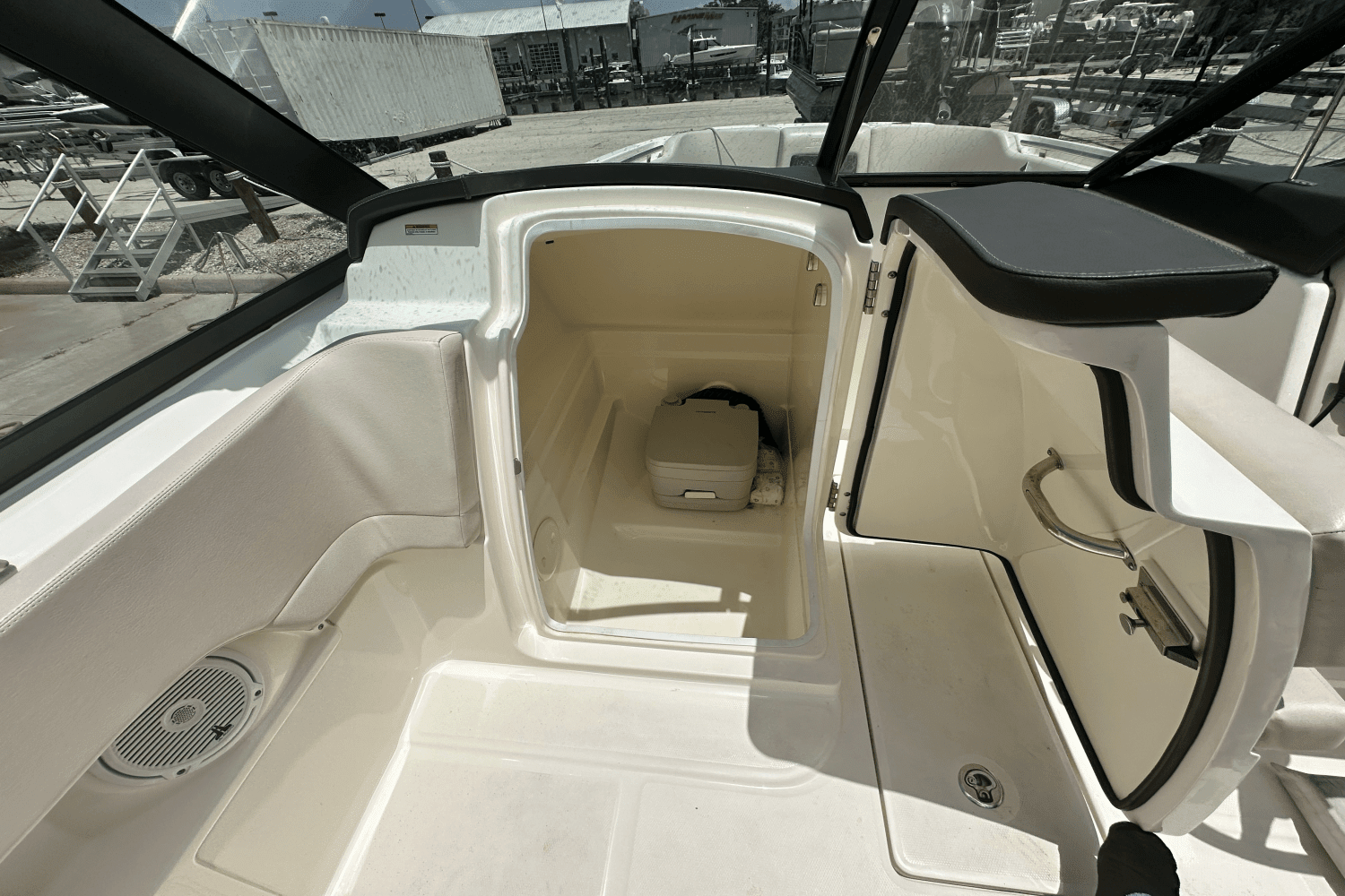 2018 Boston Whaler 230 VANTAGE Image Thumbnail #17