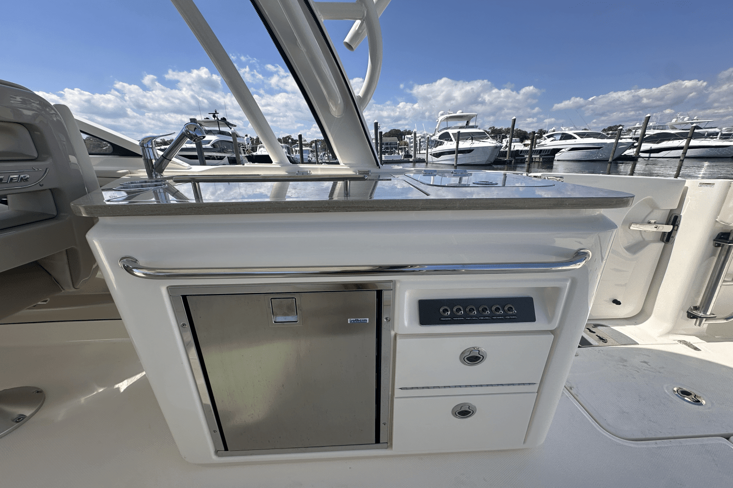 2025 Boston Whaler 320 Vantage Image Thumbnail #14