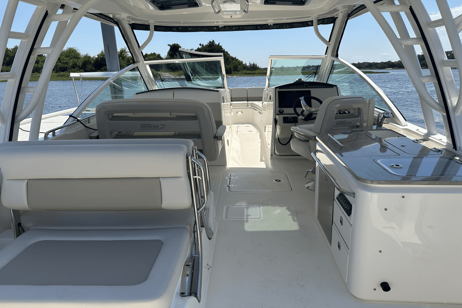 2025 Boston Whaler 320 Vantage Image Thumbnail #10