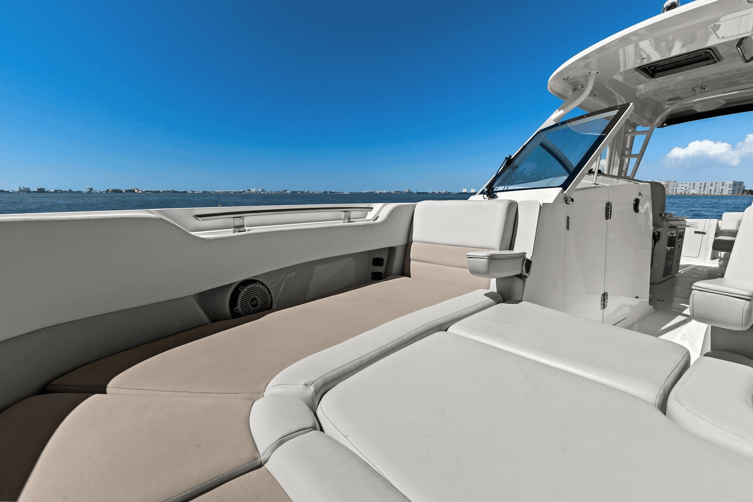 2017 Boston Whaler 320 VANTAGE Image Thumbnail #25