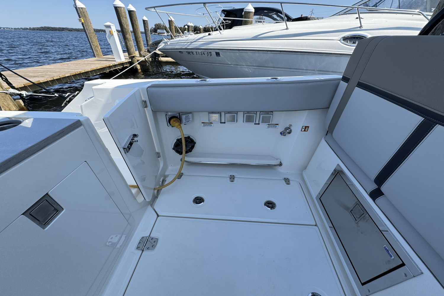 2025 Boston Whaler 330 Vantage Image Thumbnail #6