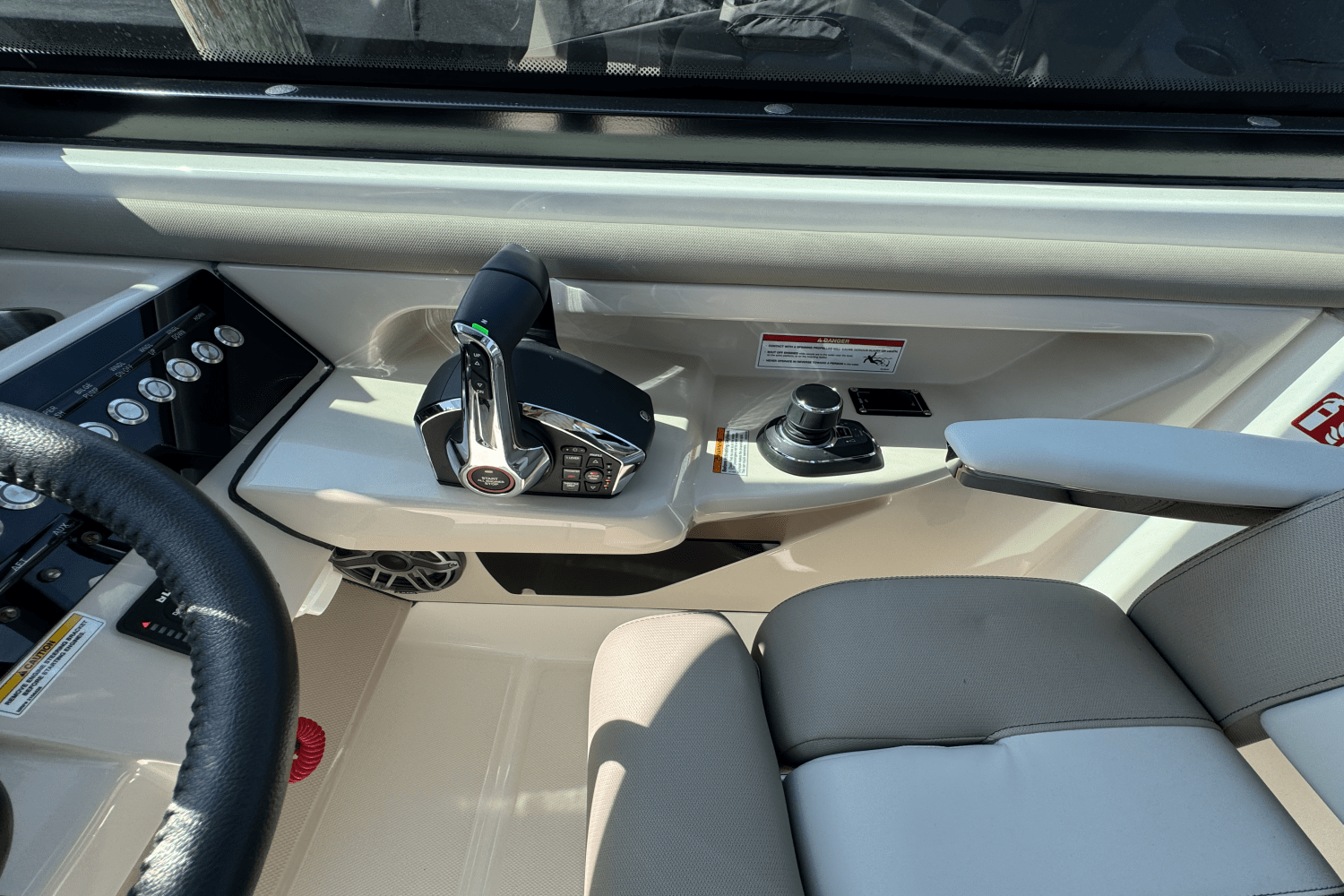 2025 Boston Whaler 330 Vantage Image Thumbnail #32