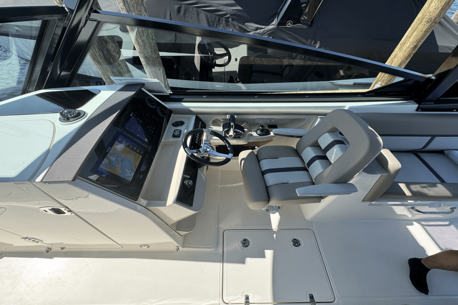 2025 Boston Whaler 330 Vantage Image Thumbnail #28