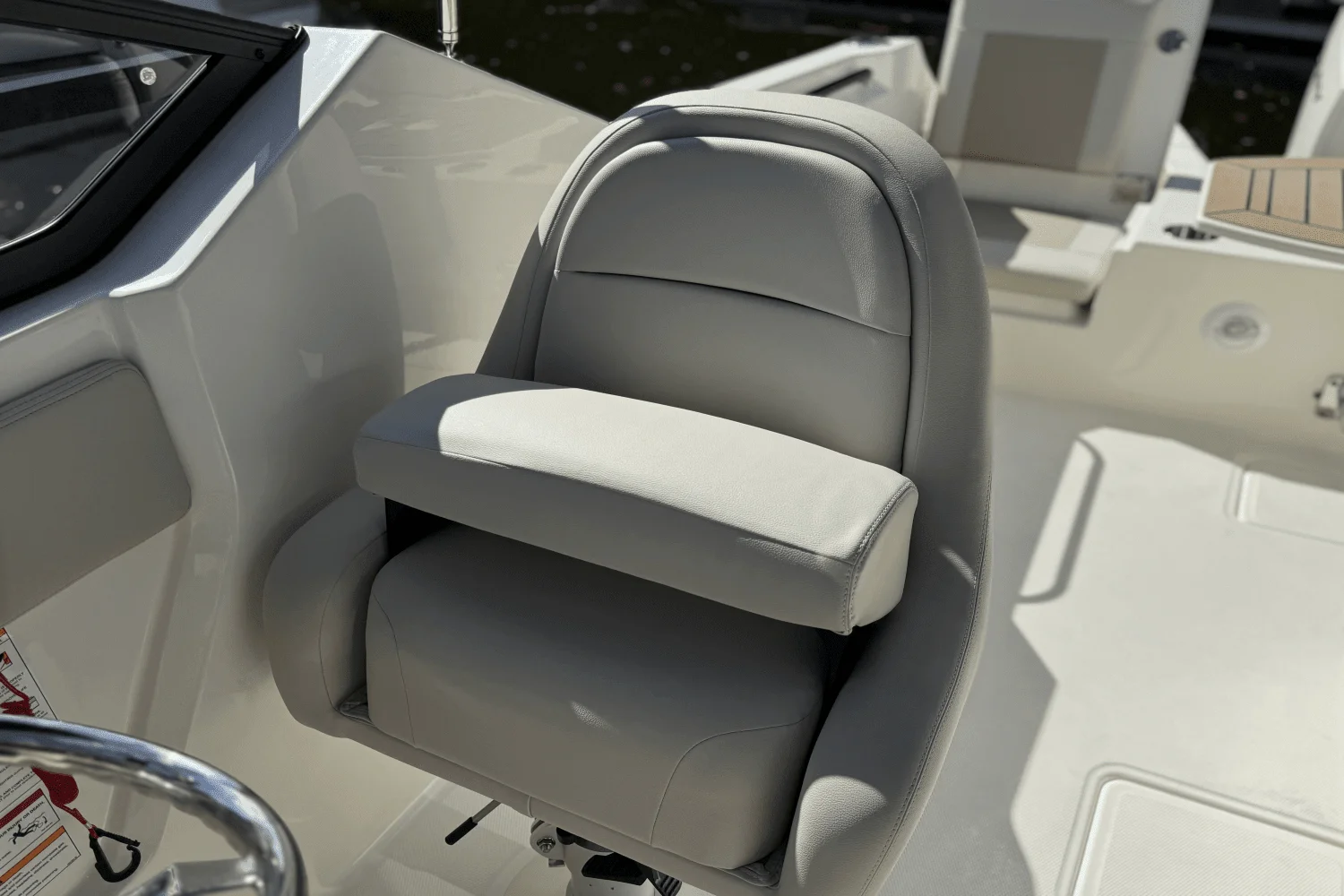 2025 Boston Whaler 210 Vantage Image Thumbnail #12