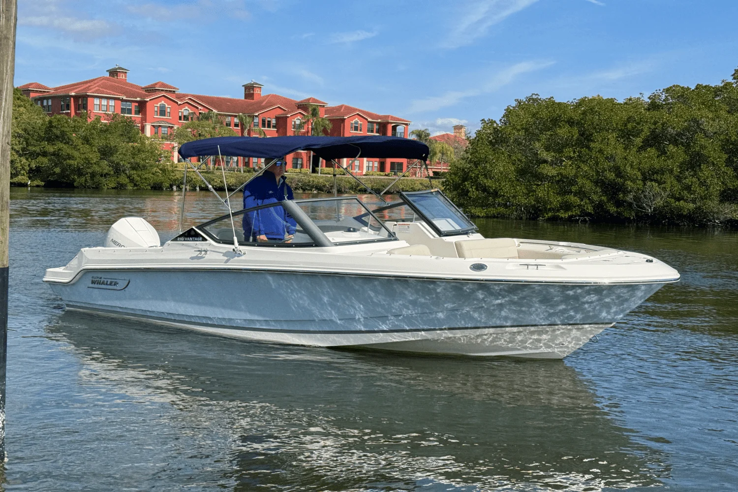 2025 Boston Whaler 210 Vantage Image Thumbnail #1