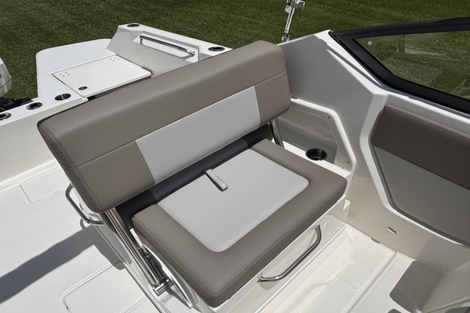 2025 Boston Whaler 210 Vantage Image Thumbnail #12